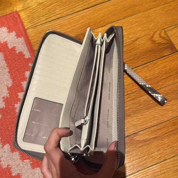 Michael Kors wristlet wallet - Picture 4 of 7